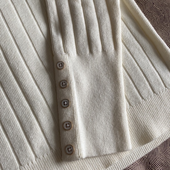 Cream turtleneck sweater. - Picture 3 of 4